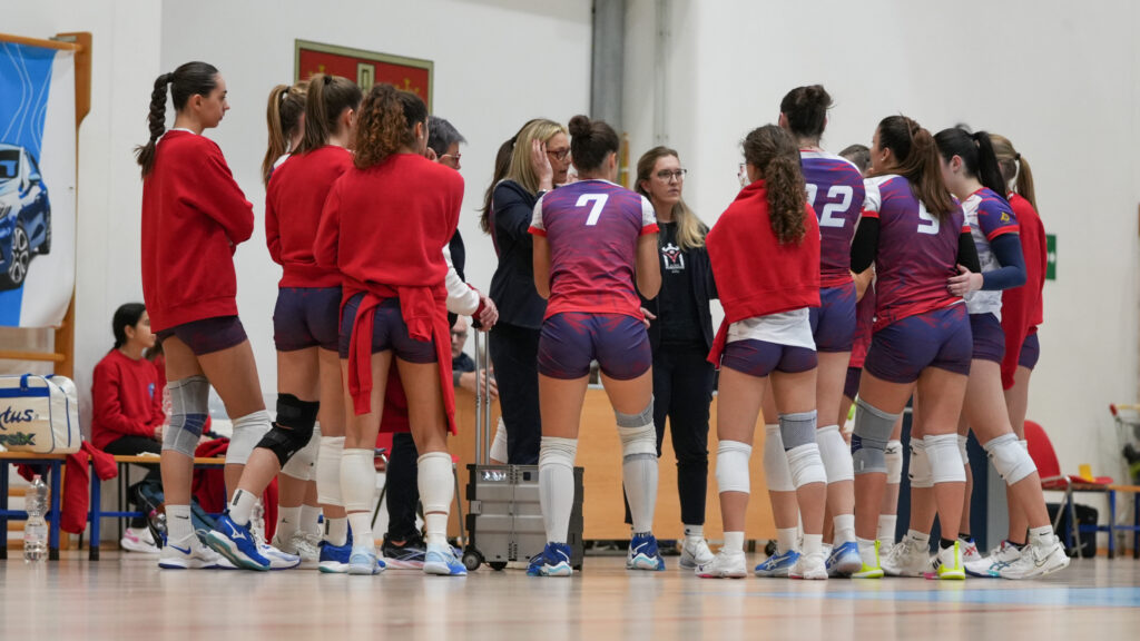 SERIE B2 FEMMINILE: IL PORDENONE LOTTA UN SET, POI PASSA LA CAPOLISTA